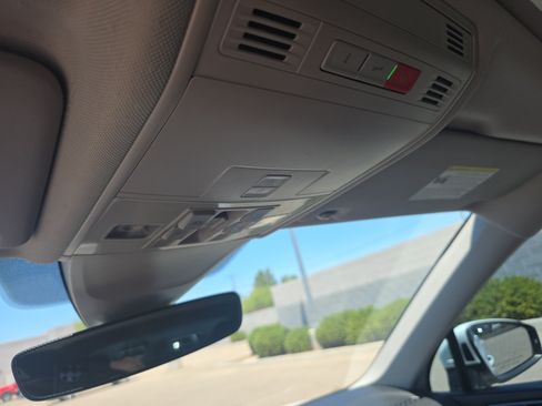 Used 2022 Volkswagen Tiguan SE w/ Panoramic Sunroof Package FWD image 31