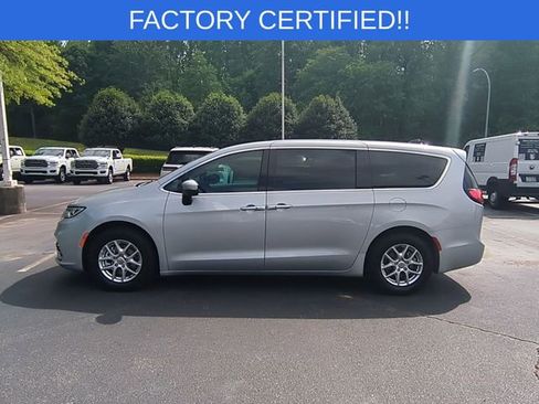 Certified 2023 Chrysler Pacifica Touring-L FWD image 2