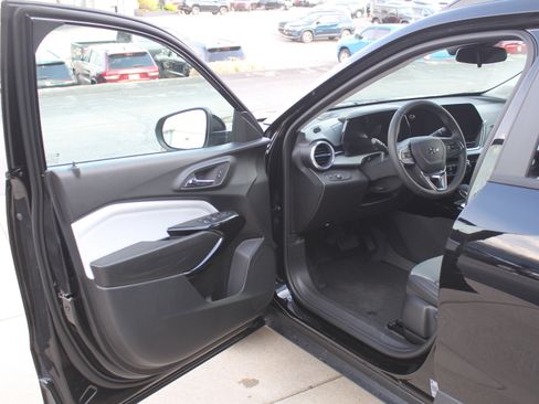 New 2026 Chevrolet Trax LT w/ Driver Confidence Package image 8