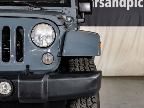 Used 2014 Jeep Wrangler Unlimited Rubicon w/ Connectivity Group AWD/4WD image 36