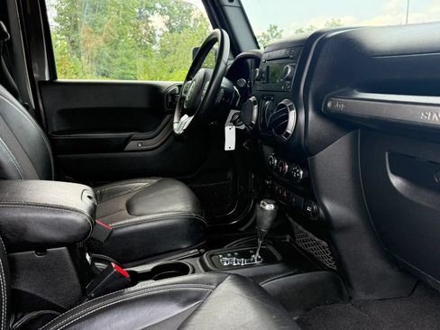 Used 2017 Jeep Wrangler Sport AWD/4WD image 16
