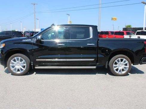 Used 2022 Chevrolet Silverado 1500 High Country w/ High Country Premium Package AWD/4WD image 9