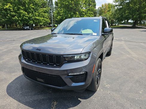 Used 2024 Jeep Grand Cherokee Limited w/ Black Appearance Package AWD/4WD image 2