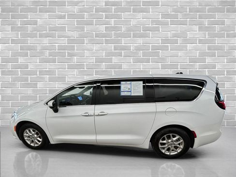 Used 2023 Chrysler Pacifica Touring-L image 2