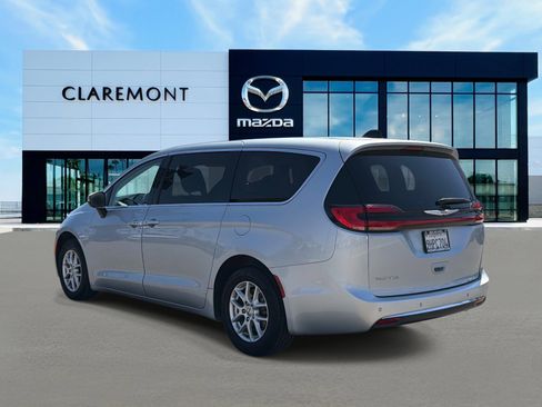Used 2023 Chrysler Pacifica Touring-L image 6
