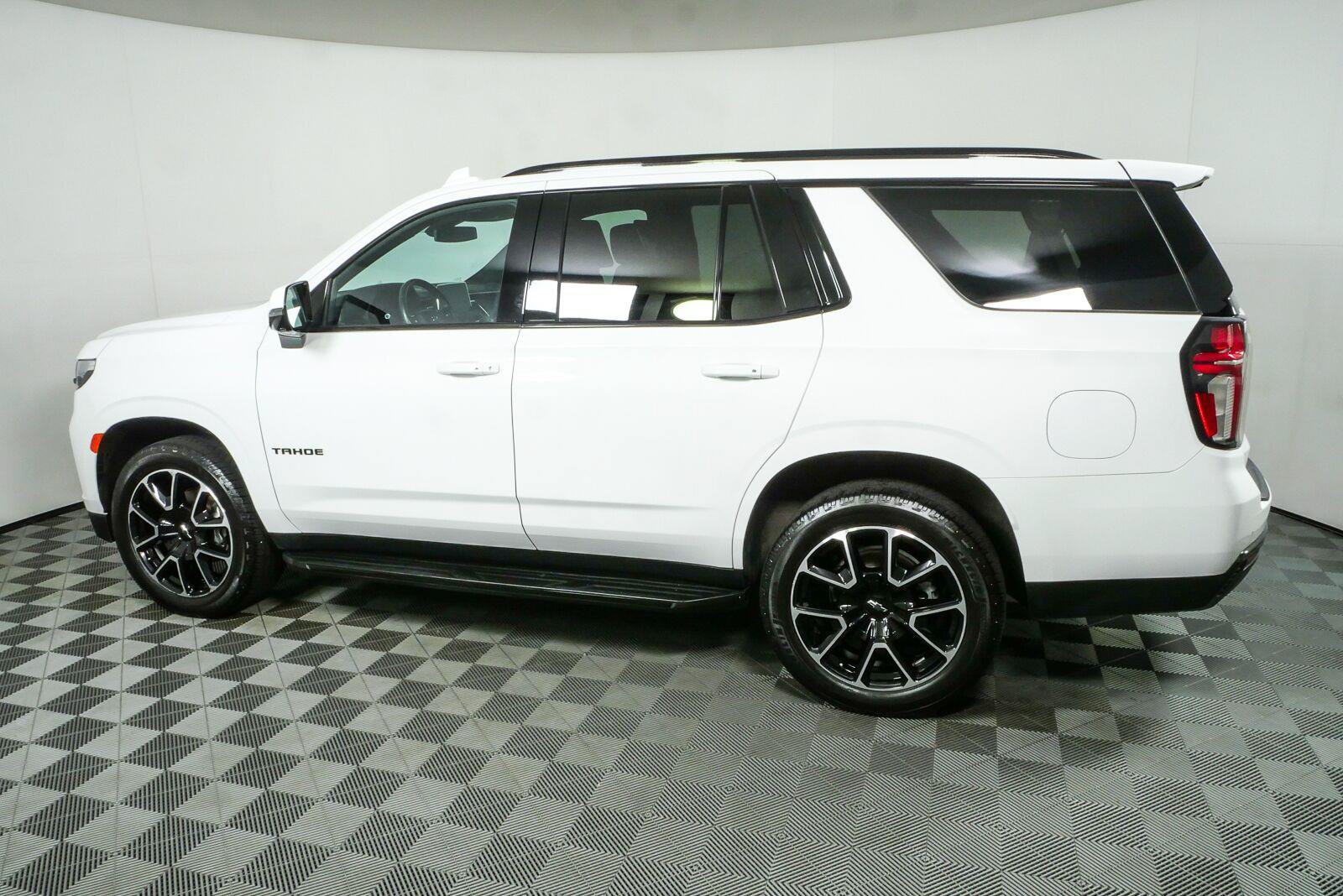 Used 2021 Chevrolet Tahoe RST w/ Luxury Package RWD image 33