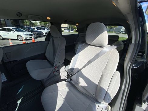 Used 2017 Toyota Sienna LE FWD image 5