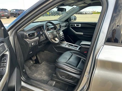 Used 2022 Ford Explorer XLT w/ Equipment Group 202A image 12