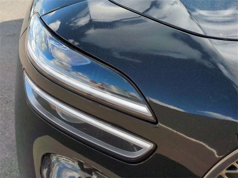 Used 2025 Genesis G70 2.5T image 9