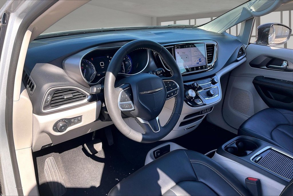 Used 2024 Chrysler Pacifica Touring-L FWD image 17