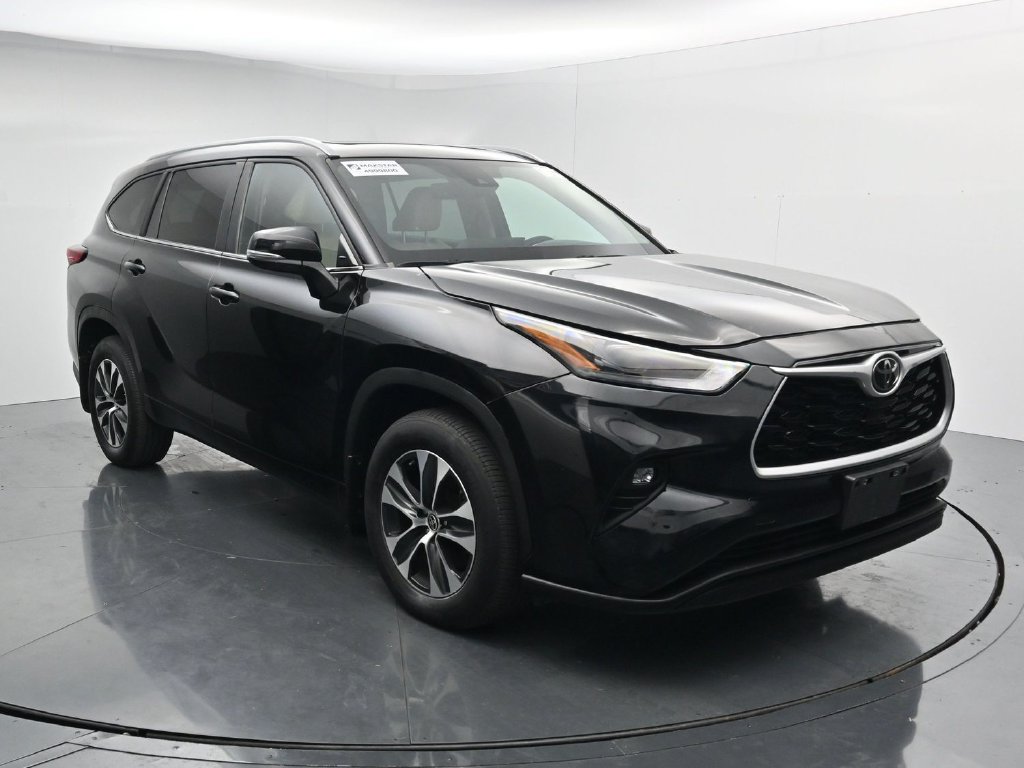 Used 2023 Toyota Highlander XLE AWD/4WD image 2