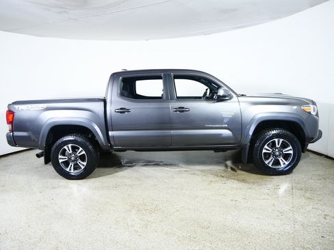 Used 2017 Toyota Tacoma TRD Sport w/ Tow Package (A/T) AWD/4WD image 8