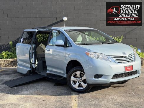 Used 2015 Toyota Sienna LE FWD image 3