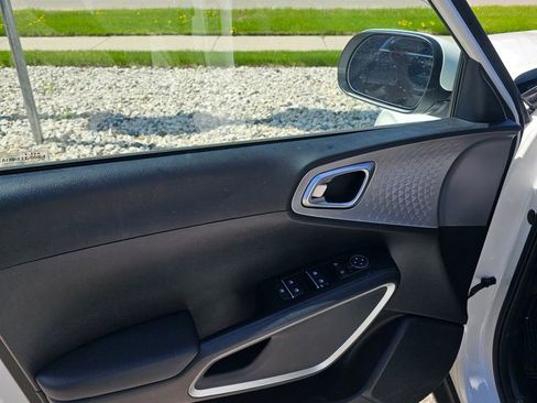 Used 2023 Kia Soul S FWD image 5