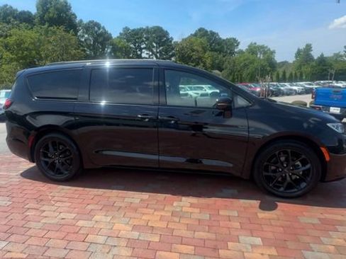 Used 2025 Chrysler Pacifica Limited FWD image 4