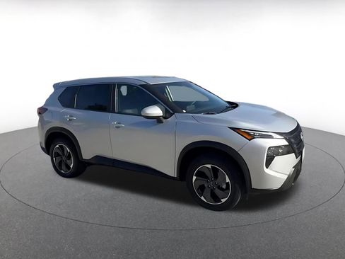 Used 2025 Nissan Rogue SV image 2