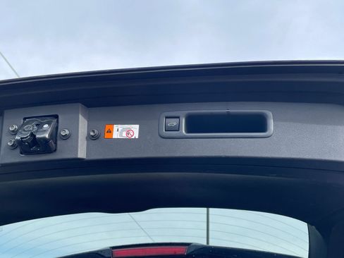 Used 2025 Toyota Highlander LE image 24