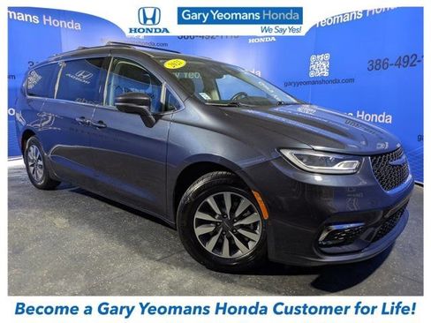 Used 2021 Chrysler Pacifica Touring-L image 1