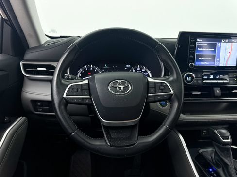 Used 2022 Toyota Highlander XLE FWD image 4