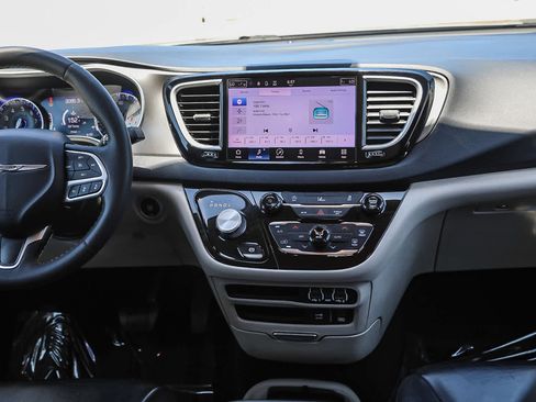 Used 2022 Chrysler Pacifica Touring-L FWD image 13