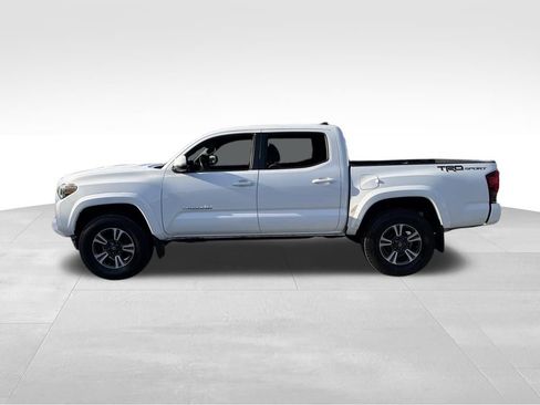 Used 2018 Toyota Tacoma TRD Sport w/ Technology Package RWD image 4