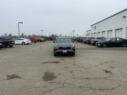 Used 2025 Toyota Highlander LE image 16