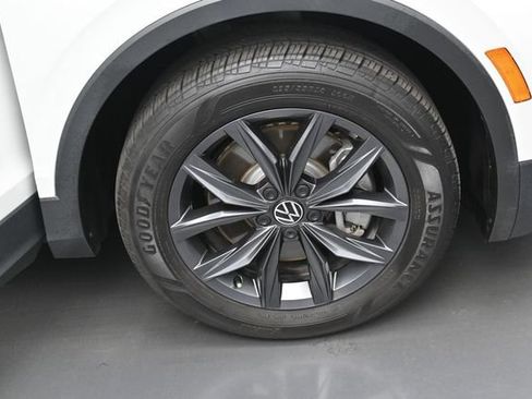 Used 2023 Volkswagen Tiguan SE w/ Panoramic Sunroof Package FWD image 37