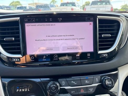 Used 2023 Chrysler Pacifica Touring-L FWD image 14