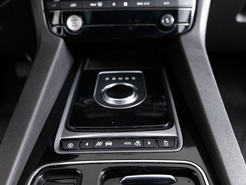 Used 2018 Jaguar F-PACE Premium AWD/4WD image 38