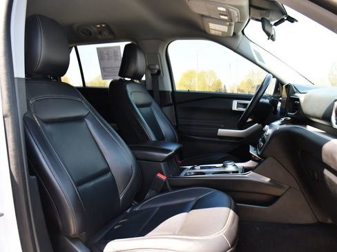 Used 2021 Ford Explorer XLT w/ Equipment Group 202A AWD/4WD image 16