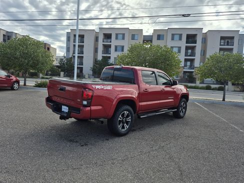 Used 2018 Toyota Tacoma TRD Sport AWD/4WD image 5