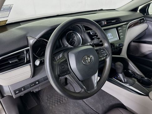 Used 2018 Toyota Camry LE image 9