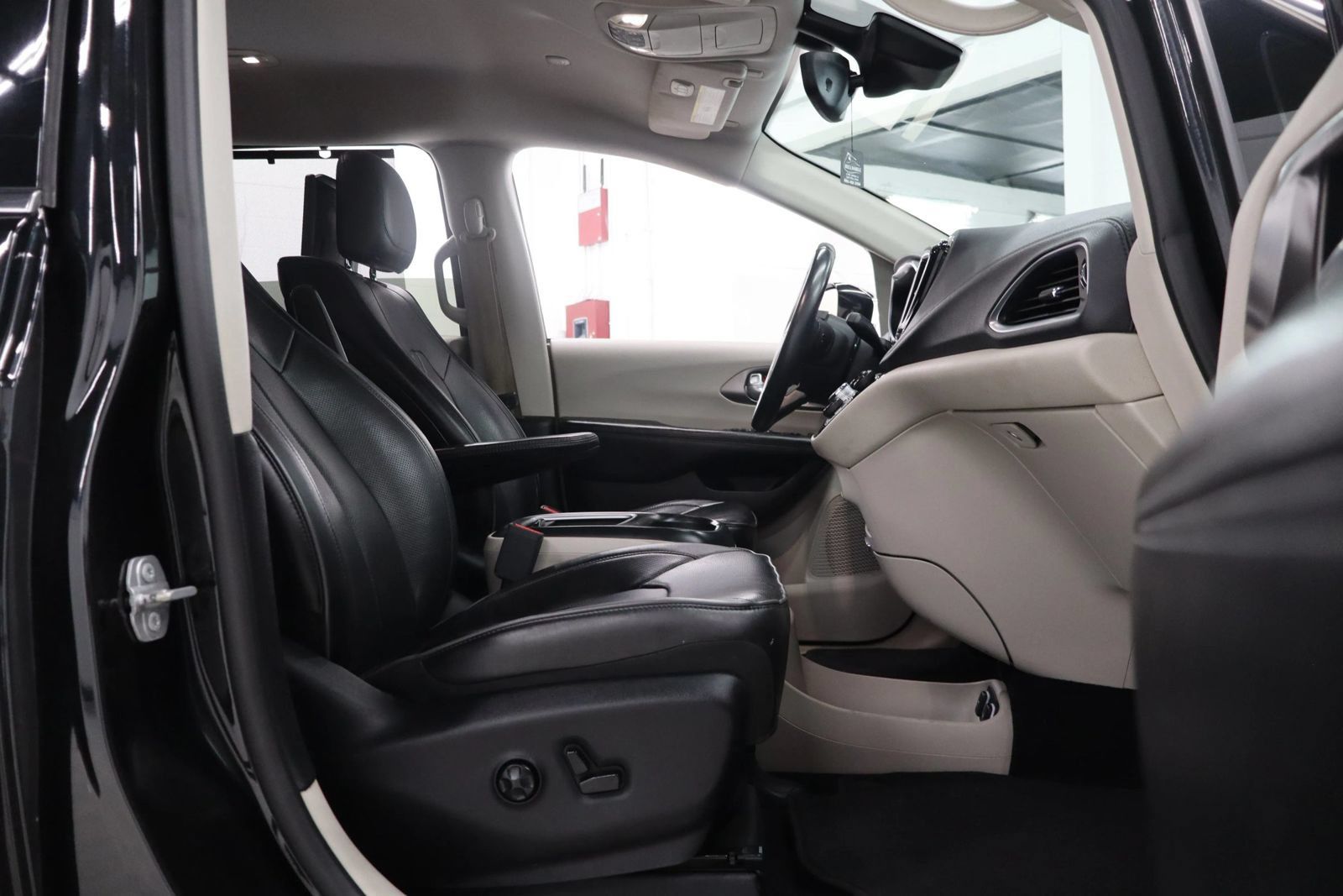 Used 2017 Chrysler Pacifica Limited w/ UConnect Theater Package FWD image 30