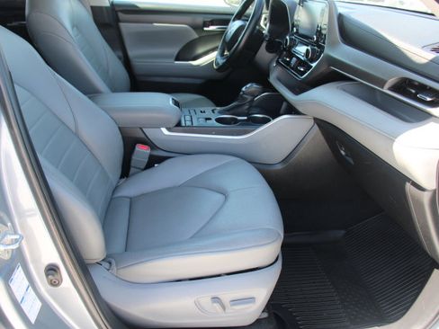 Used 2022 Toyota Highlander XLE AWD/4WD image 21