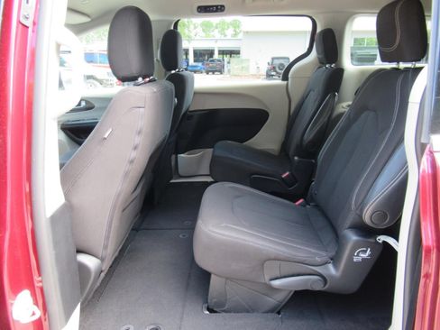Certified 2022 Chrysler Voyager LX FWD image 32