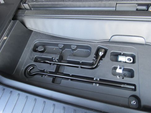 Used 2023 Toyota Highlander LE FWD image 39