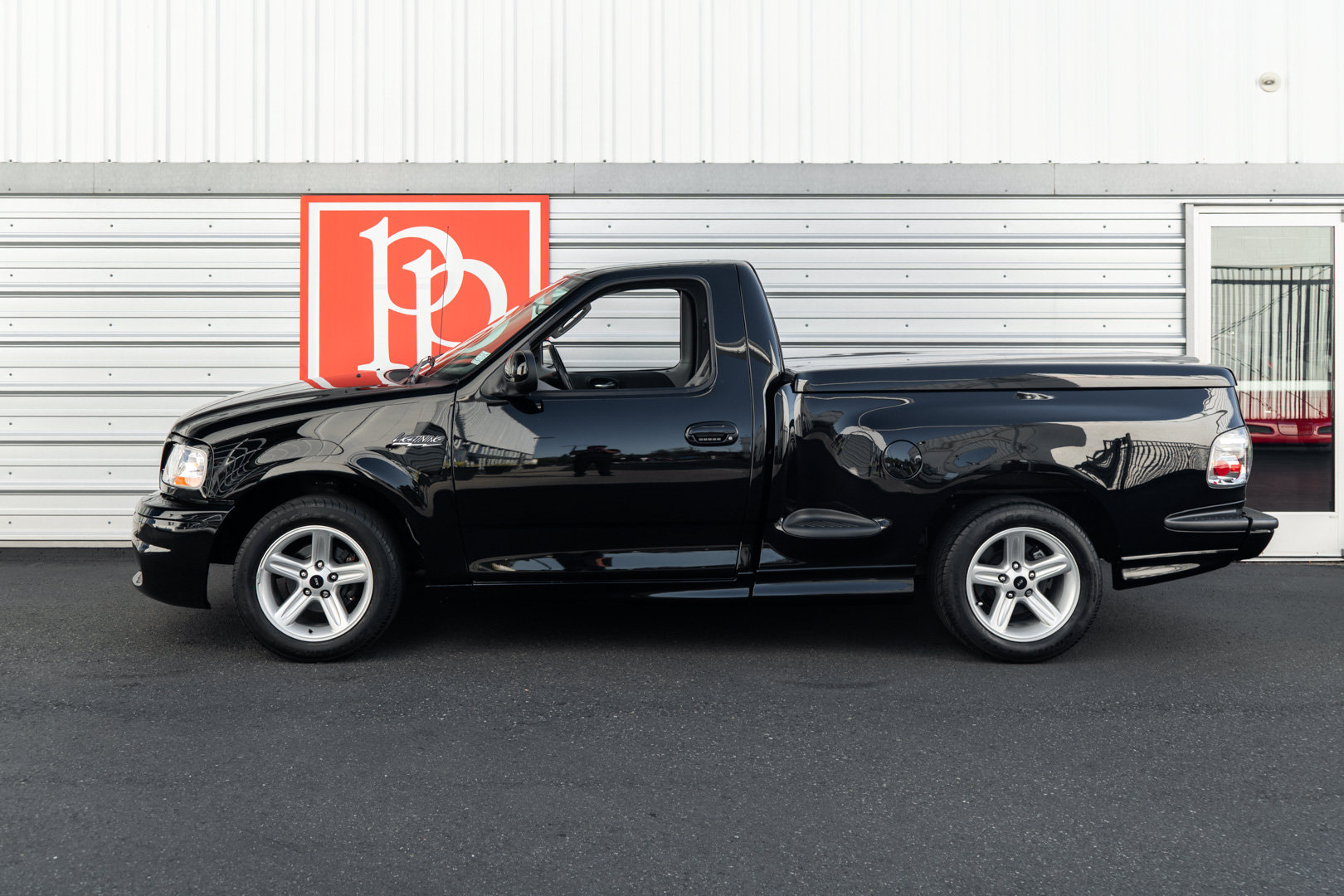 Used 2004 Ford F150 Lightning RWD image 30