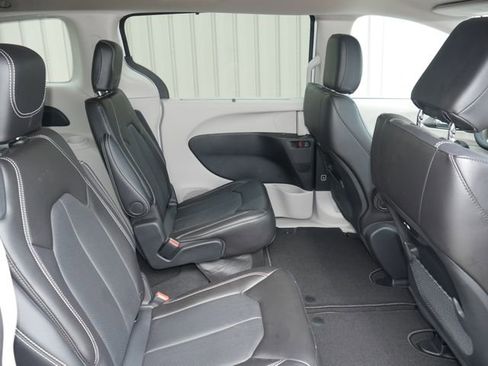 Used 2024 Chrysler Pacifica Touring-L FWD image 26