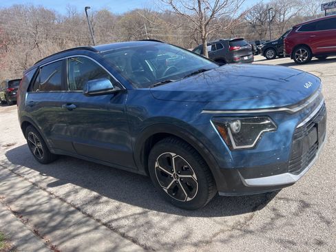 Used 2023 Kia Niro EX image 3