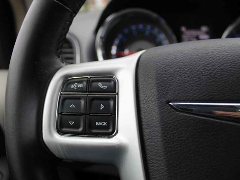 Used 2014 Chrysler Town & Country Touring image 15