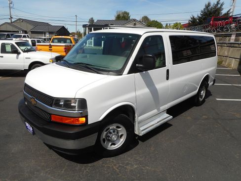 Used 2017 Chevrolet Express 3500 LT w/ LT Preferred Equipment Group image 4