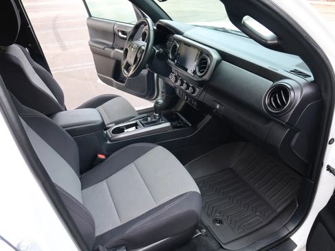 Used 2020 Toyota Tacoma TRD Sport w/ Technology Package image 23