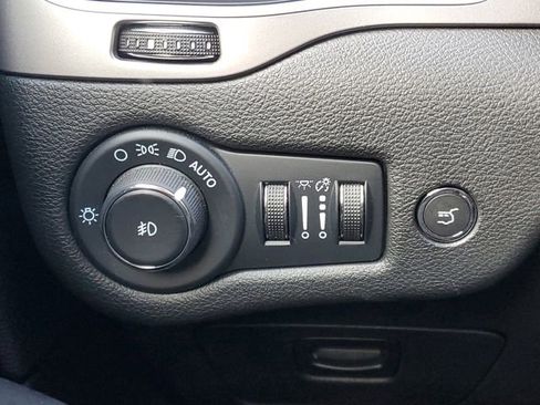 Used 2022 Jeep Cherokee Latitude Lux w/ Sun & Sound Group image 19