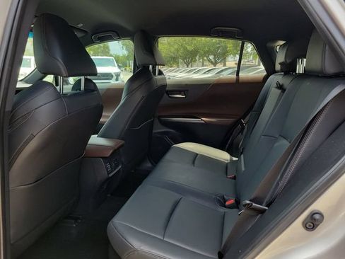 Used 2024 Toyota Venza XLE AWD/4WD image 7
