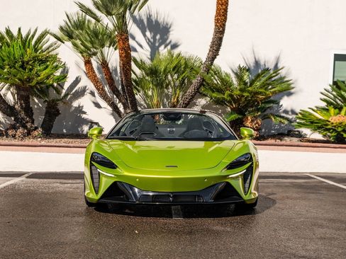 Used 2025 McLaren Artura Spider image 2