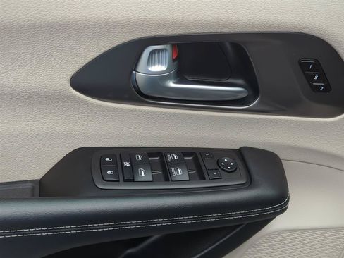 Used 2024 Chrysler Pacifica Touring-L FWD image 16
