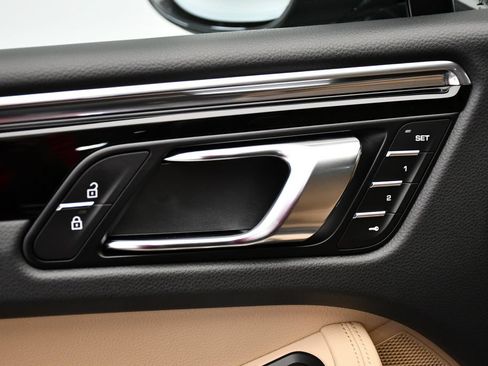 Certified 2026 Porsche Macan AWD/4WD image 36
