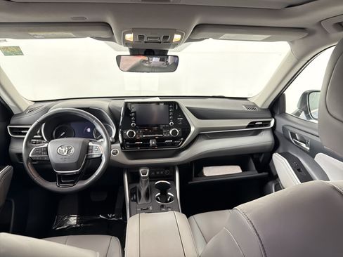 Used 2020 Toyota Highlander XLE AWD/4WD image 24