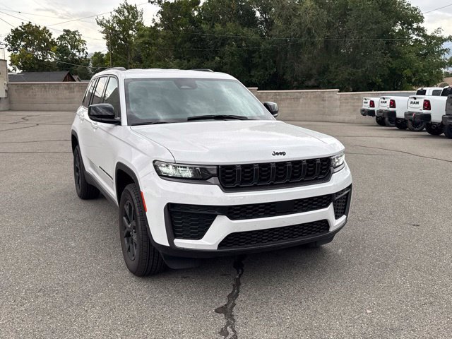 Used 2026 Jeep Grand Cherokee Altitude AWD/4WD image 10