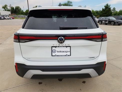 New 2025 Volkswagen Tiguan SE image 3